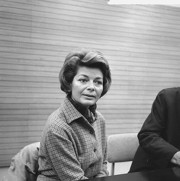 File:Lys Assia (zangeres) tijdens persconferentie op Schiphol (kop), Bestanddeelnr 917-2033.jpg