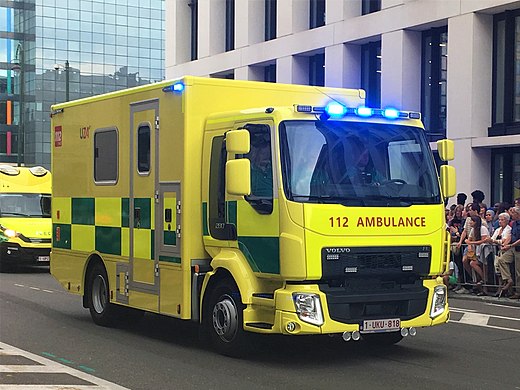 MICU-ambulance van het UZA met battenburgkleuren (2018)