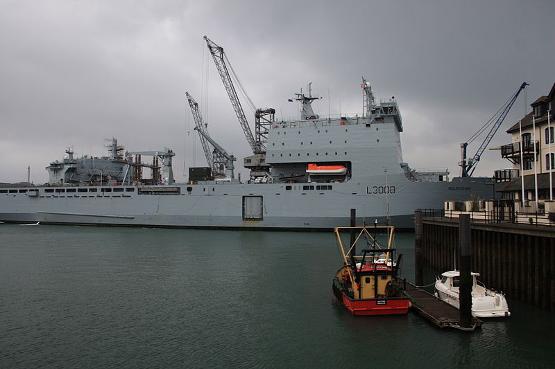 File:MOUNTS BAY L3008- IMO- 9240770 Royal Fleet Auxiliary landing ship dock (LSD(A)) 23569 tons. (8633200671).jpg