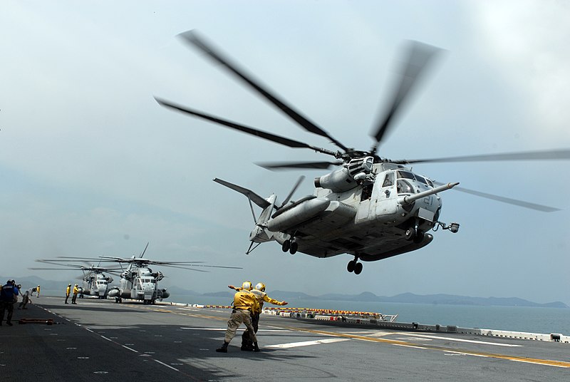 File:Marine helicopter lands aboard USS Essex DVIDS89796.jpg