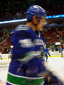 Matt Cooke pentru Canucks din Vancouver.