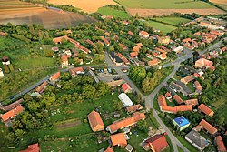 Letecký pohled na obec Mcely