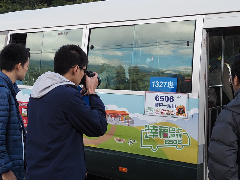 File:Men photographing Fengyuan Bus 713-FQ right side 20181020.jpg