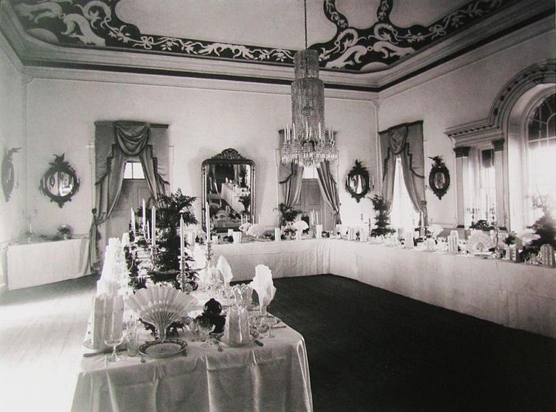 File:Mesa de Jantar no Palácio de São Lourenço para a recepção da Visita Régia.jpg