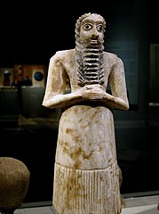 Estatuilla de alabastro que representa a un hombre orante, procedente de Ešnunna (2750-2600 a. C.)