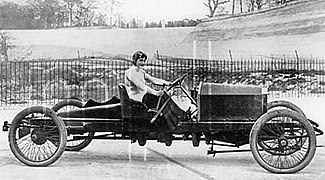 Miss Levitt en 1908 à Brooklands, ici sur une Napier 26HP.