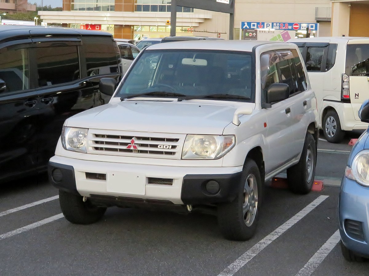 File:Mitsubishi PAJERO iO ZR (GF-H76W) front.jpg - Wikimedia Commons