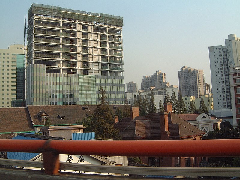 File:Modern buildings and tudor resturant - panoramio.jpg