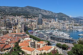 Näkymä Monacon ruhtinaskunnasta, jota keskellä hallitsee Agel-vuori