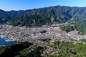 天狗倉山から望む高峰山（中央奥）と尾鷲市中心部（2015年（平成17年）3月24日）