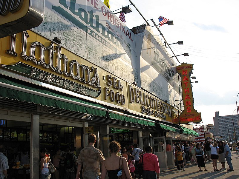 Direto dos EUA: rede de hot dogs Nathan's Famous desembarca no Brasil