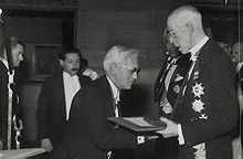 Sir Alexander Fleming (centre) receiving the Nobel prize from King Gustaf V of Sweden (right) in 1945 Nobelpristagare Fleming Midi.jpg