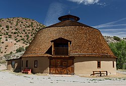 Ojo Caliente Kaplıcaları Yuvarlak Barn.jpg