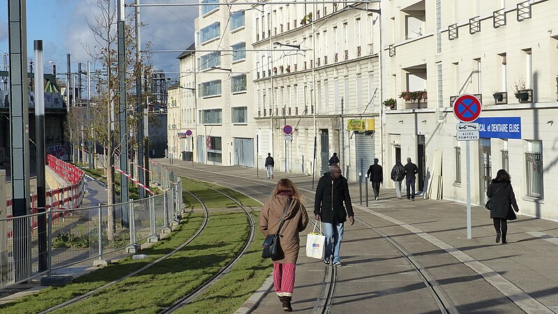 File:P1050633 Voie mixte rue Brise Echalas @ ST-Denis.JPG