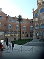 Dues palmeres a l'entrada de l'Hospital de Sant Pau, arbres d'interès local de Barcelona.