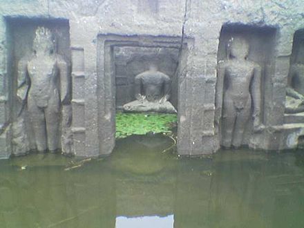 Statuja të tirthankarëve xhainistë.