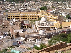 De Panja Sahib Gurudwara domineert de skyline van Hasan Abdal