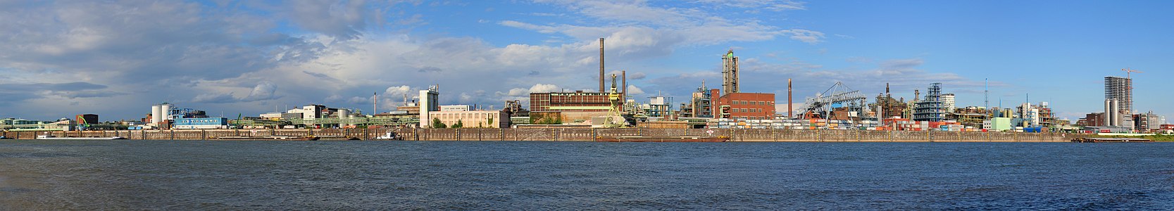 Merkezi Leverkusen (Kuzey Ren-Vestfalya, Almanya) şehrinde olan Bayer AG şirketinin ana fabrikaları. (Üreten: S1)