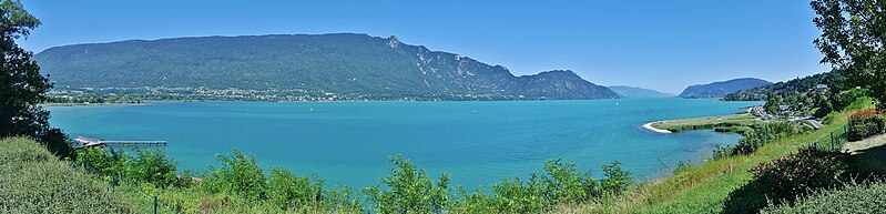 File:Panorama Lac du Bourget turquoise en 2018.JPG