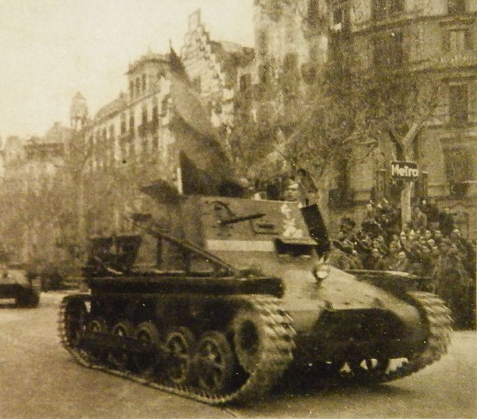 File:Panzerbefehlswagen desfilant a Barcelona 1939.jpg