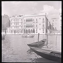 Il palazzo visto dal lato opposto del Canal Grande in una foto di Paolo Monti del 1970