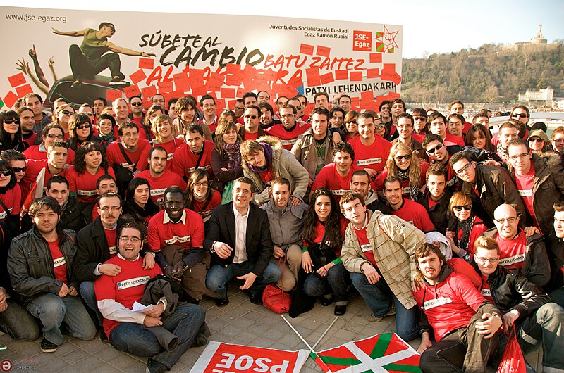 File:Patxi López en La Concha junto a miembros de las Juventudes Socialistas durante la campaña para las autonómicas vascas de 2009.jpg