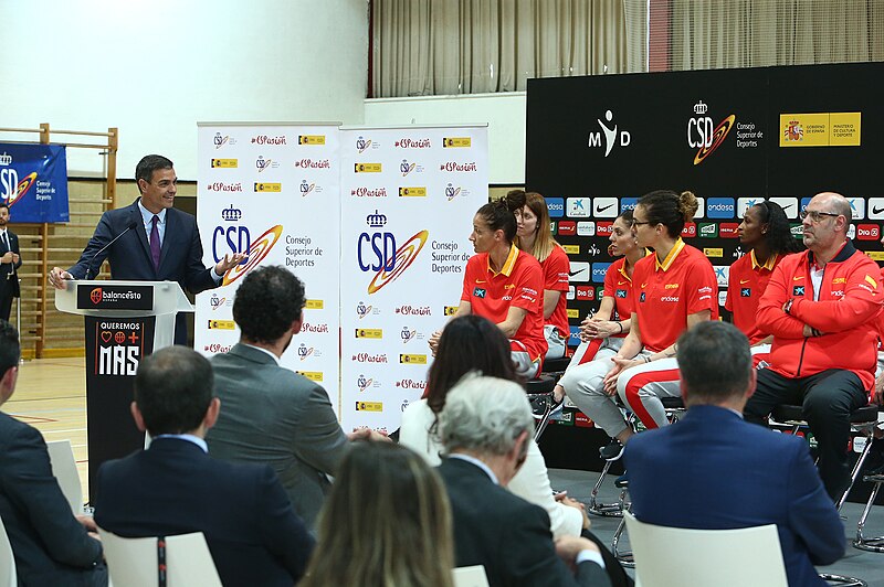 File:Pedro Sánchez visita a la selección española femenina de baloncesto antes del Eurobasket 2019 04.jpg