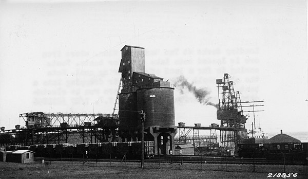 Loading docks at Two Harbors, 1927