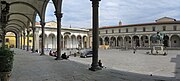 Place entourée de colonnades avec une statue équestre au centre