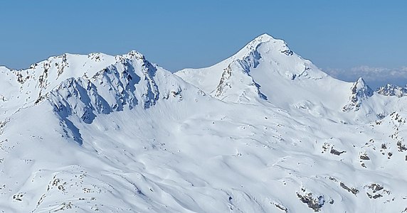 Blick nach Südwesten zu Piz Bles (l.) und Pizzo Stella.