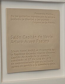 Foto de la placa ubicada en el Salón Capitán de Navío Arturo Araya Peeters