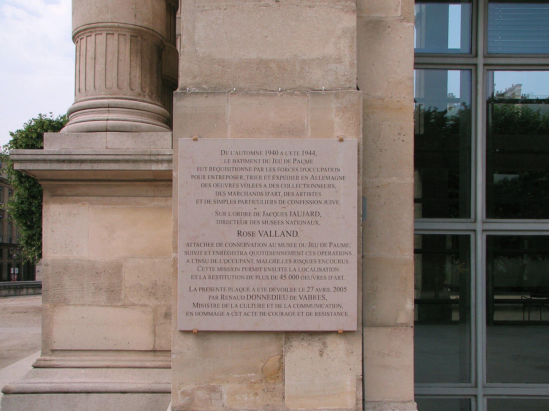 Plaque commémorative sur le mur de la Galerie nationale du Jeu de Paume à Paris