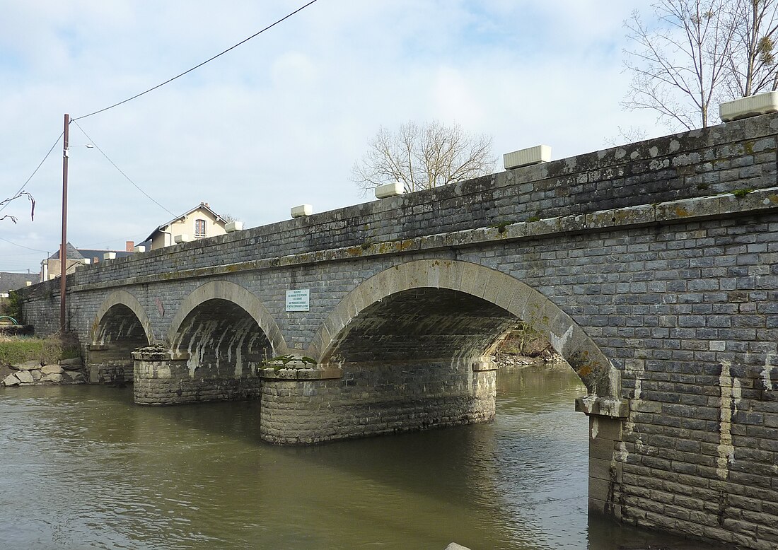 File:Pont de Saint-Aubin-de-Luigné (D106).jpg