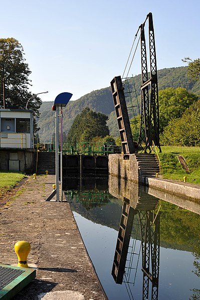 File:Pont sur l'ecluse, Anchamps 01 09.jpg