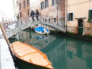 Ponte Corteloto reliant la calle éponyme au Fondamenta dei Ognissanti. Un négoce de vins appartenant à la famille richissime Corteloto di Salvioni aurait existé ici