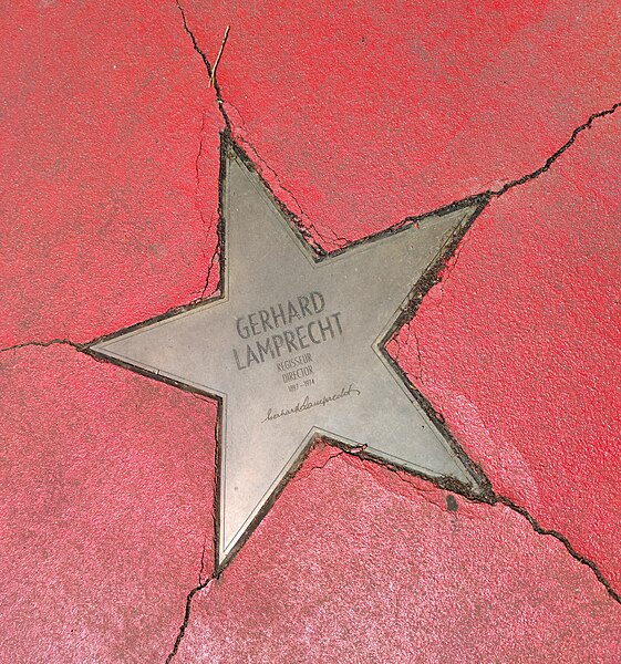 File:Potsdamer Platz Filmmuseum Boulevard der Stars Gerhard Lamprecht.jpg