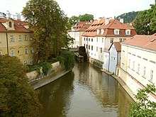 Čertovka mit Mühle von der Karlsbrücke, links die Insel Kampa