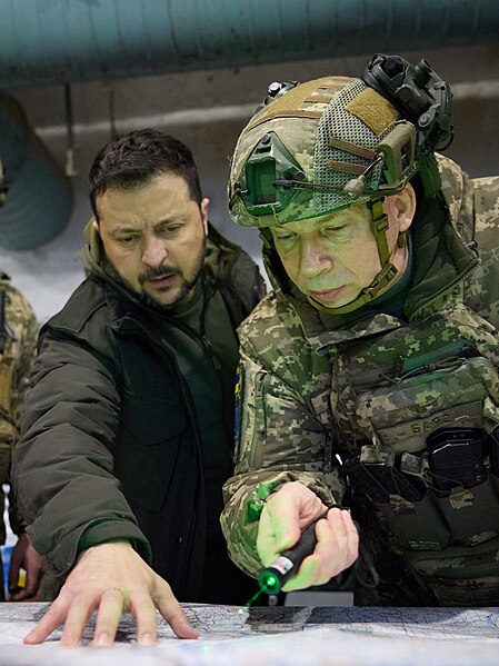 File:President of Ukraine Volodymyr Zelenskyy with Oleksandr Syrskyi during a visit to the headquarters of the Defense Forces in Kupyansk, Kharkiv region (cropped).jpg