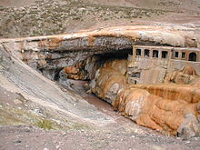 Il Puente del Inca, una geoforma in forma di ponte naturale sopra il fiume Las Cuevas (Le Cave).