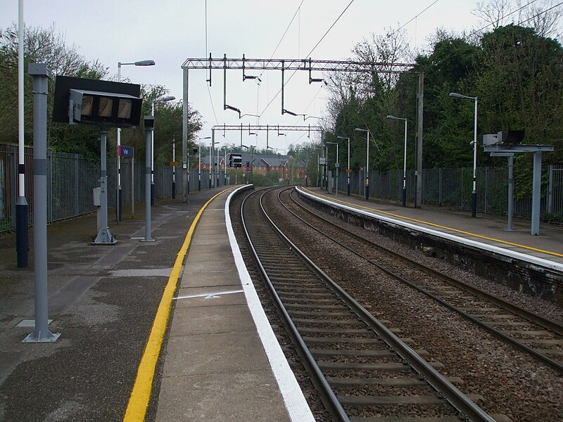 File:Purfleet station look west2.JPG