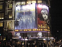 Affiches de la comédie musicale Les Misérables au Queen's Theatre à Londres.