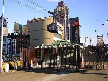 ไฟล์:Queensboro Bridge trolley station jeh.jpg