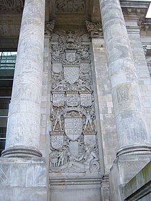 Wappen des Fürstentums Reuß (unten links) am Reichstagsgebäude in Berlin