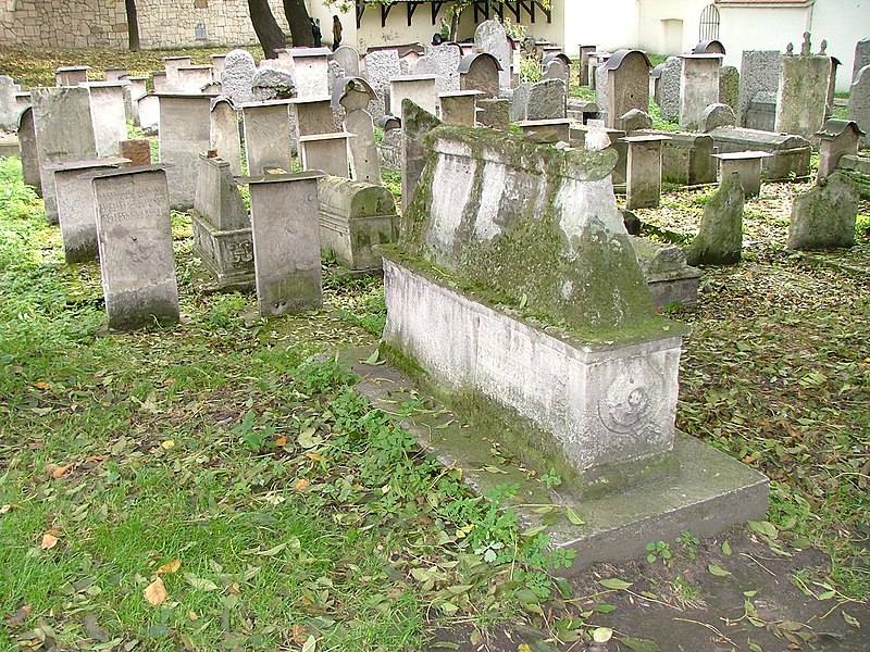 File:Remuh Jewish Cemetery in Kraków (Poland)19.jpg