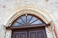 La porte moulurée en plein cintre qui date du XIIe siècle est la partie la plus ancienne de l'église.