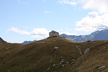 File:Rifugio_Bertacchi.jpg