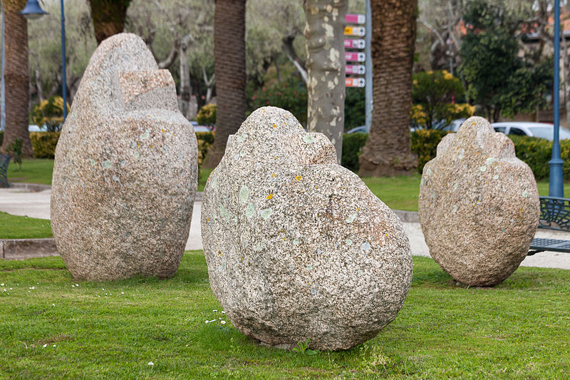 File:Rochas graníticas. Parque de Cambados. Galiza.jpg