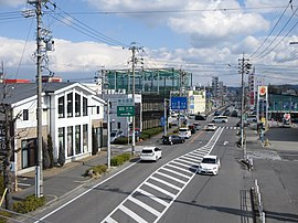 愛知県道56号名古屋岡崎線（平針街道）。道路の左側が井田西町。