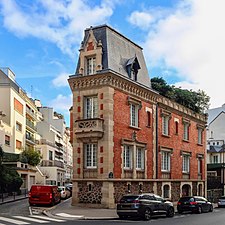 Maison au croisement avec la rue de Boulainvilliers.