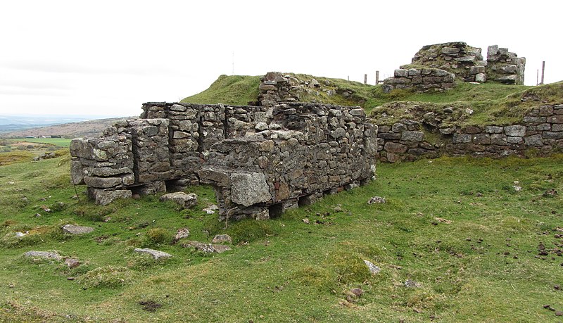 File:Ruins of buildings near Cheesewring Quarry - geograph.org.uk - 4455027.jpg